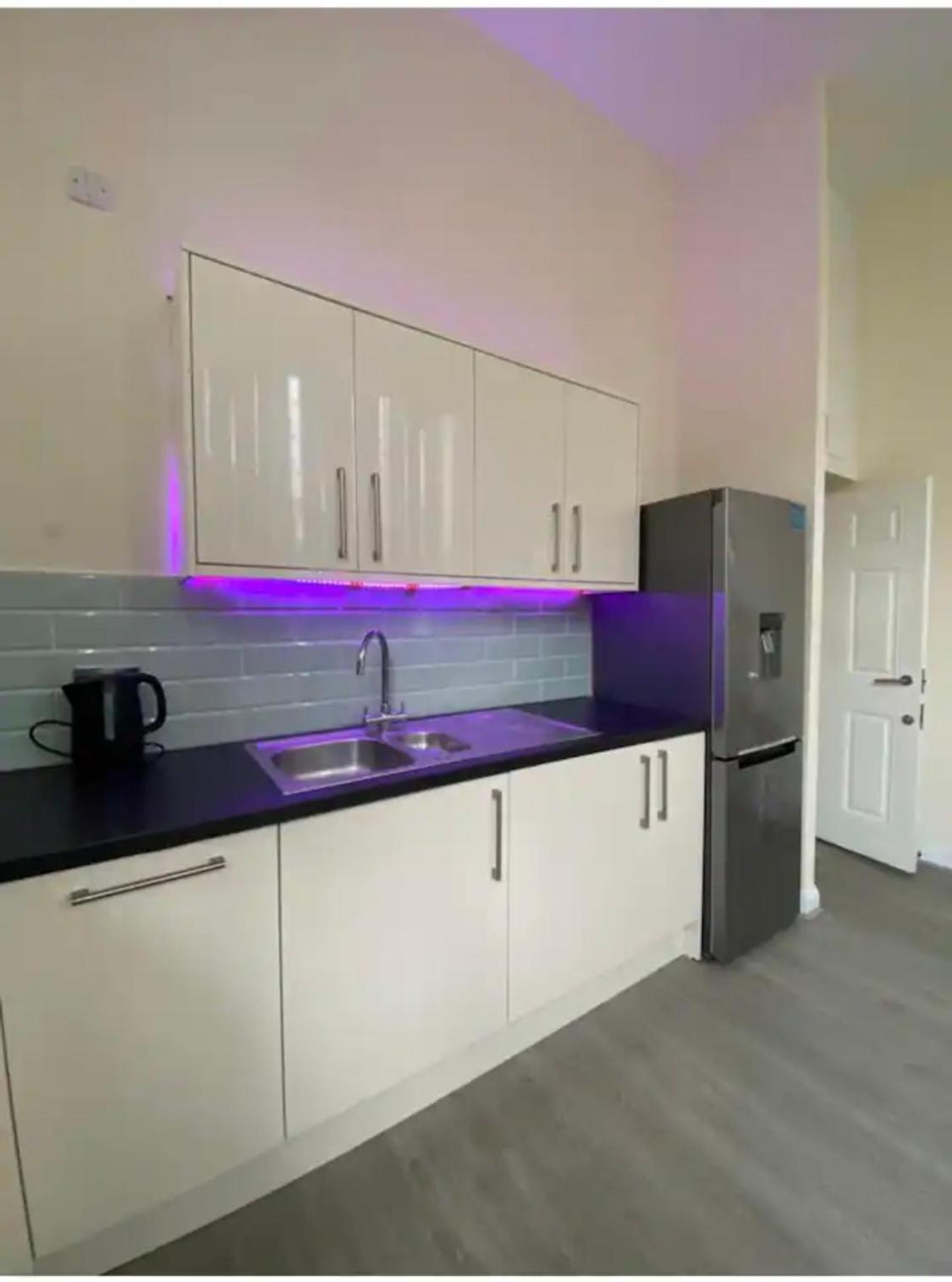 Spacious King Room With Private Entrance - Near Emirates And Camden And King'S Cross - 5 Min To Tube فينتشلي المظهر الخارجي الصورة