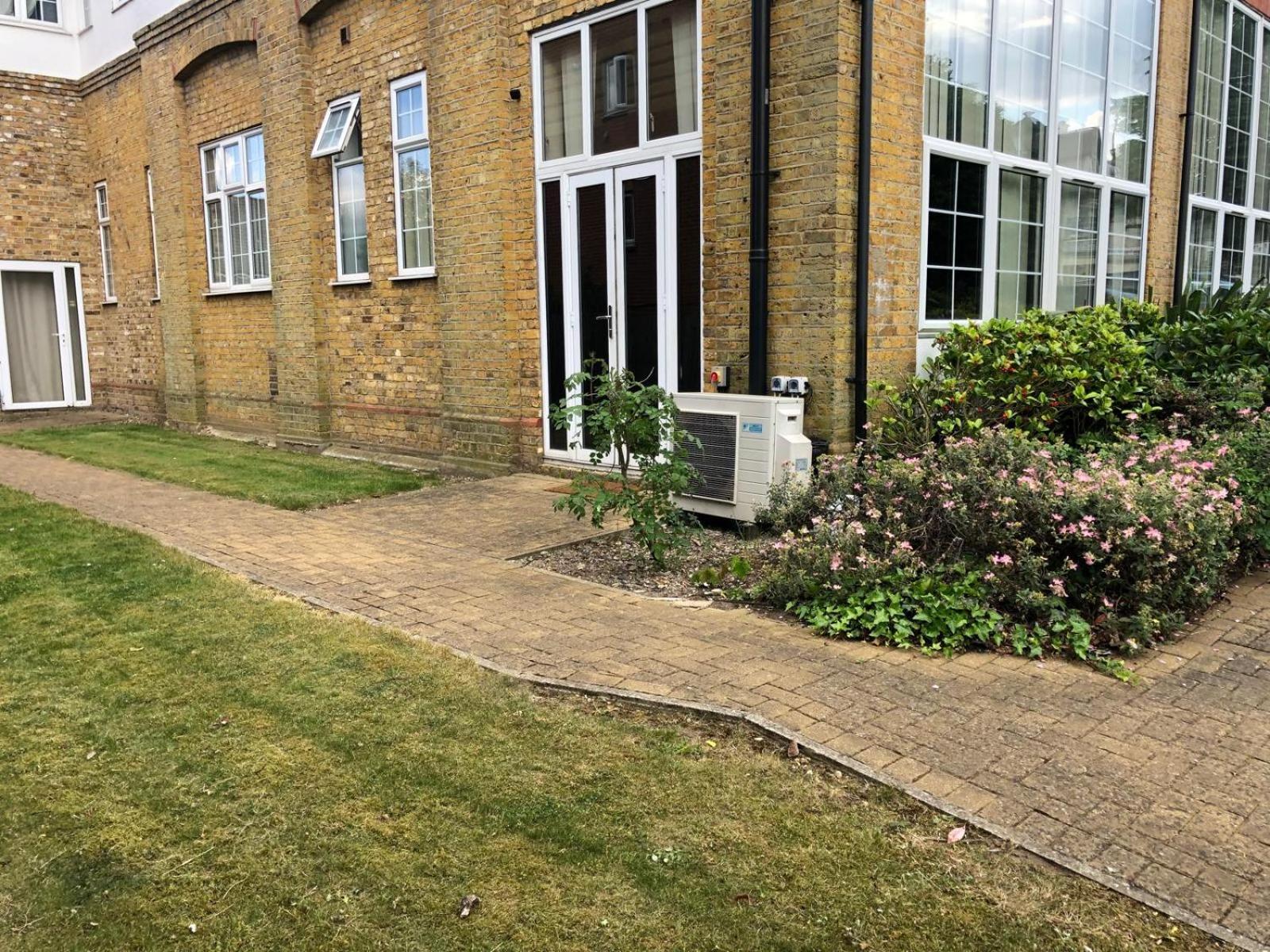 Spacious King Room With Private Entrance - Near Emirates And Camden And King'S Cross - 5 Min To Tube فينتشلي المظهر الخارجي الصورة